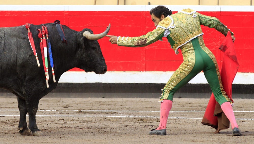 El diestro Manuel Jesús "El Cid" durante la lidia a su segundo toro