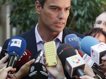 Pedro Sánchez responde a los periodistas.