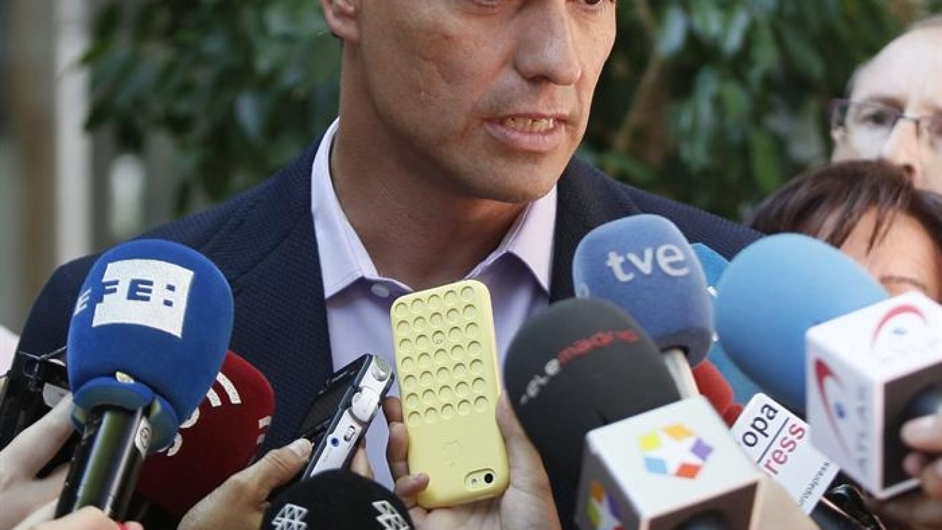 Pedro S&aacute;nchez responde a los periodistas.