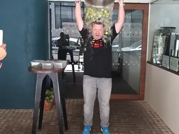 Chicote se suma al 'Ice Bucket Challenge' Chicote se suma al 'Ice Bucket Challenge'