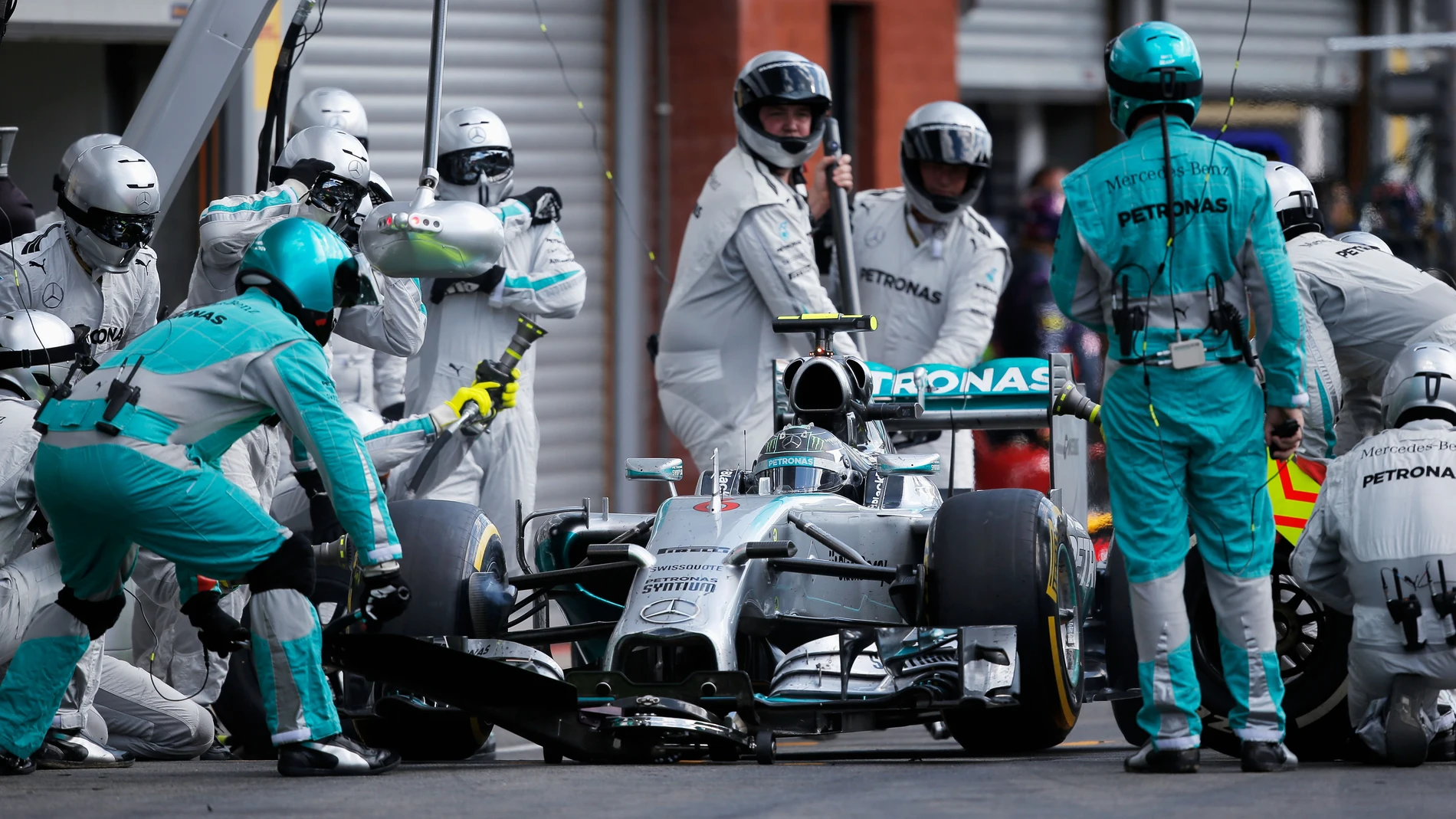 Nico Rosberg pasa por el pit lane