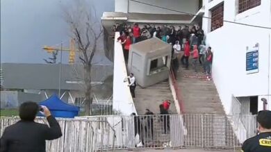 Un grupo de aficionados ultras se enfrenta con la policía en Chile