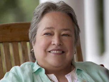 Kathy Bates ganó anoche el Emmy a mejor actriz secundaria por su papel en la mini serie ‘American Horror Story’. Su última aparición en el cine fue en la comedia ‘Tammy’, un film de Ben Falcone Kathy Bates ganó anoche el Emmy a mejor actriz secundaria por su papel en la mini serie ‘American Horror Story’. Su última aparición en el cine fue en la comedia ‘Tammy’, un film de Ben Falcone