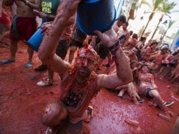 La Tomatina tiñe de rojo Buñol La Tomatina tiñe de rojo Buñol