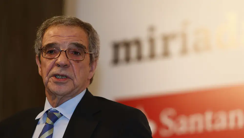 El presidente de Telefónica, César Alierta, habla en una conferencia de prensa