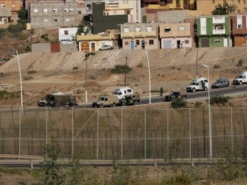 Dispositivo de seguridad desplegado en la valla perimetral que separa Melilla de Marruecos.