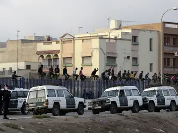 Alrededor de 30 inmigrantes de origen subsahariano permanecen encaramados en la valla de Melilla Alrededor de 30 inmigrantes de origen subsahariano permanecen encaramados en la valla de Melilla
