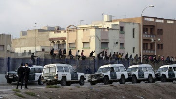 Alrededor de 30 inmigrantes de origen subsahariano permanecen encaramados en la valla de Melilla