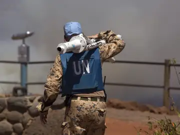 Un casco azul de la ONU traslada equipo Un casco azul de la ONU traslada equipo