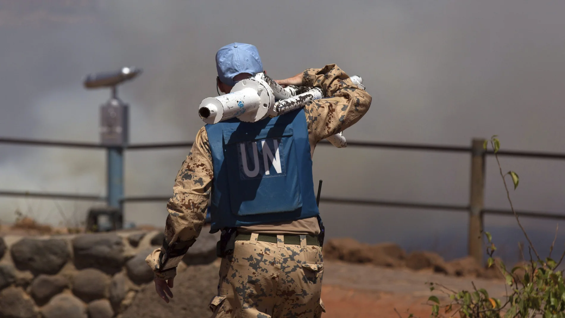 Un casco azul de la ONU traslada equipo Un casco azul de la ONU traslada equipo