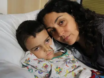 La madre de Ashya King junto a su hijo La madre de Ashya King junto a su hijo
