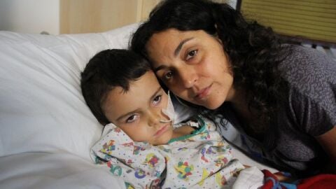 La madre de Ashya King junto a su hijo