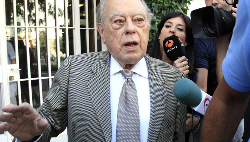 Jordi Pujol, saliendo de su domicilio