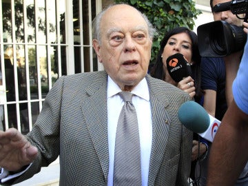 Jordi Pujol, saliendo de su domicilio