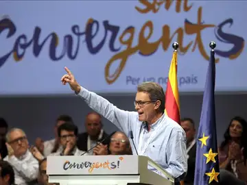 Mas anuncia a ERC que "la consecuencia del cálculo partidista es hundir a Cataluña" Mas anuncia a ERC que "la consecuencia del cálculo partidista es hundir a Cataluña"