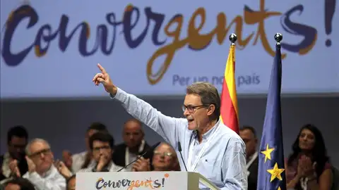 Mas anuncia a ERC que "la consecuencia del cálculo partidista es hundir a Cataluña" Mas anuncia a ERC que "la consecuencia del cálculo partidista es hundir a Cataluña"
