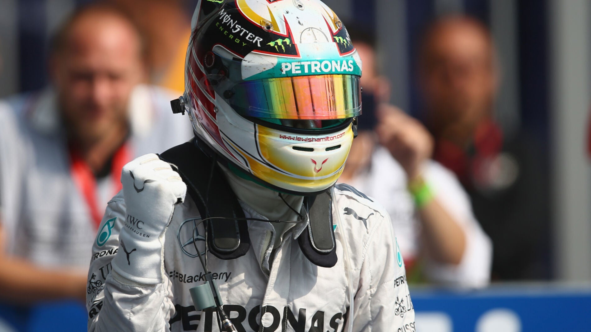 Hamilton levanta su pu&ntilde;o