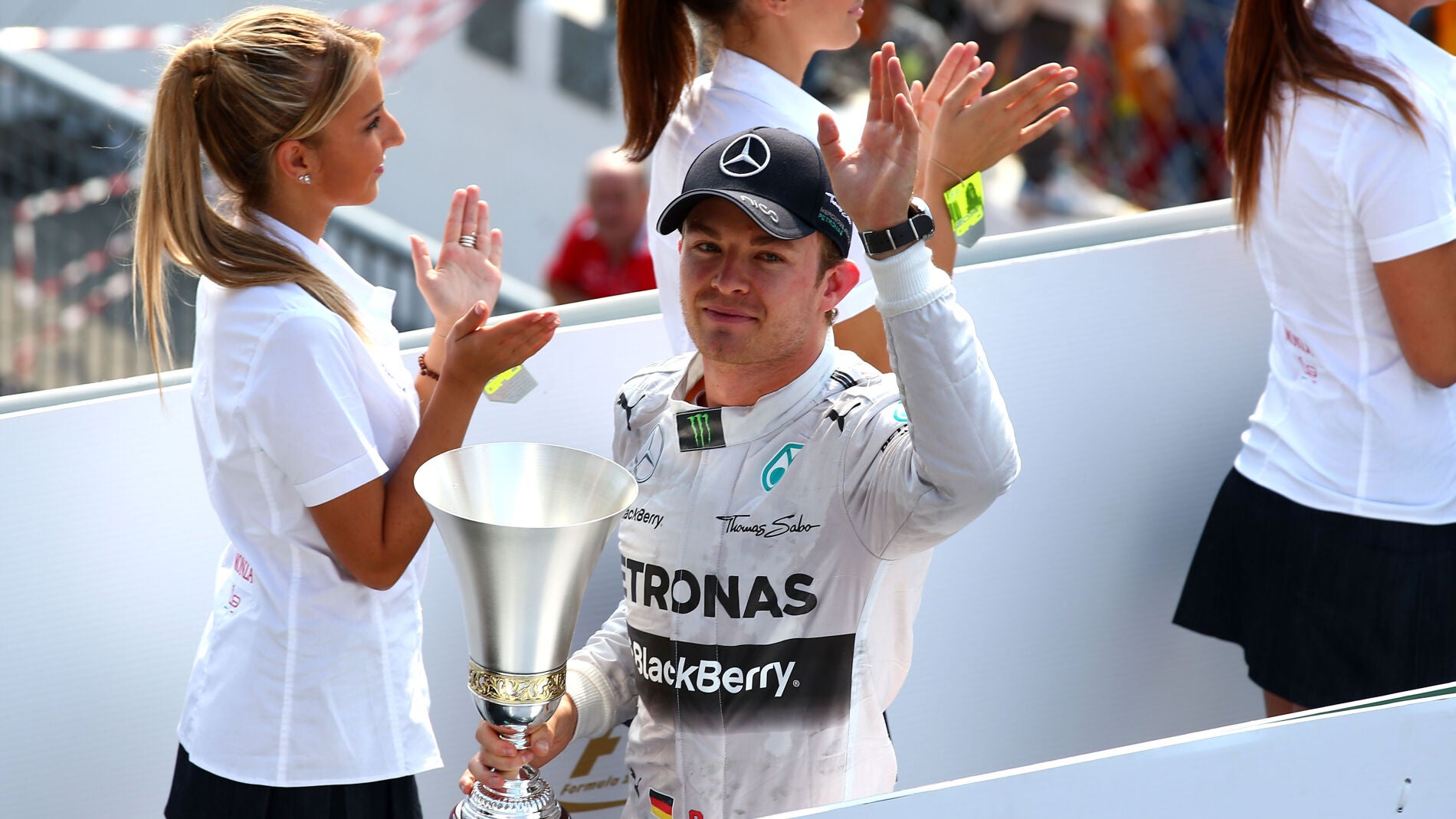 Rosberg saluda a la afici&oacute;n