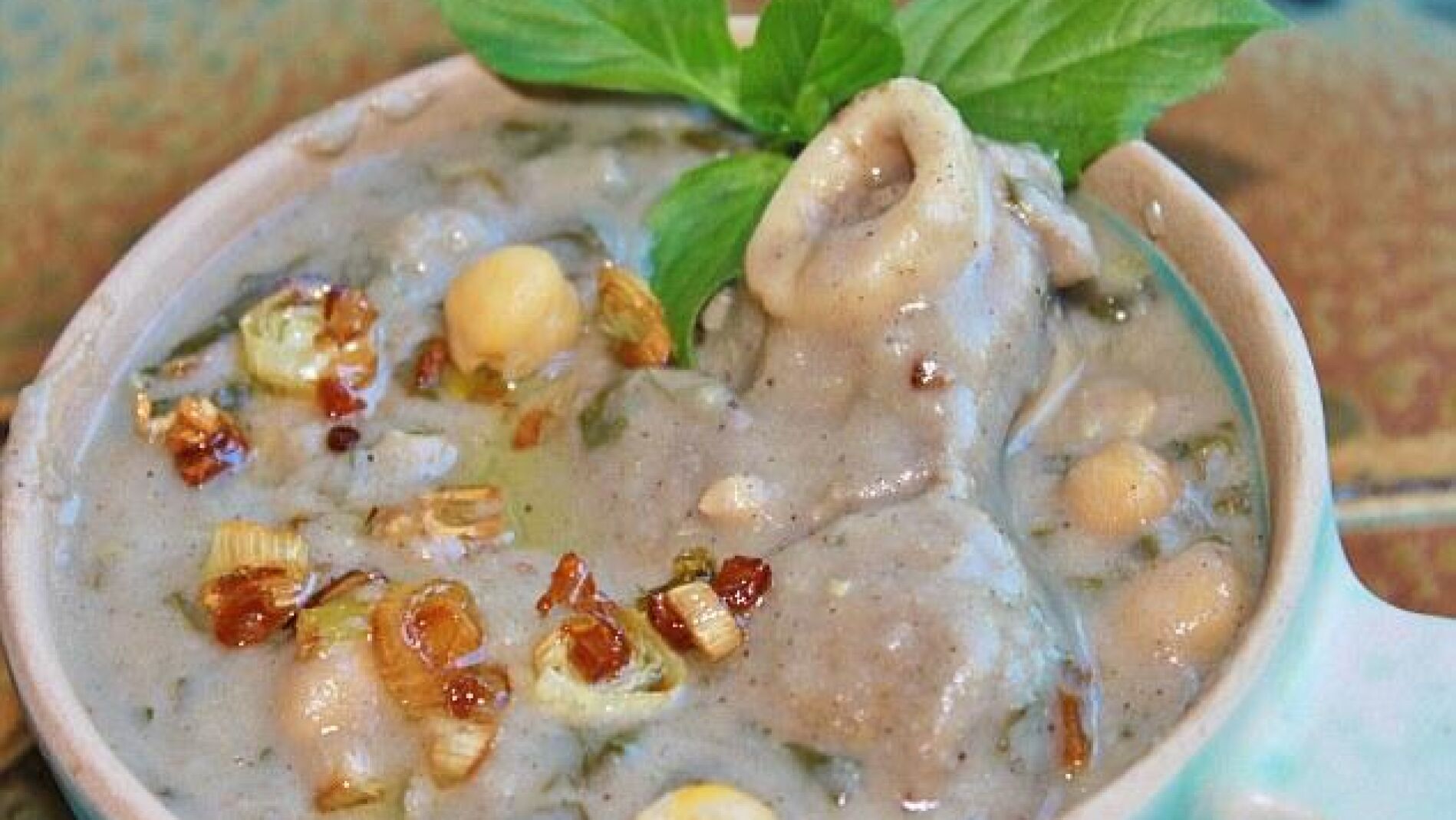 Kashk es una combinaci&oacute;n de yogur fermentado, leche y el suero de leche