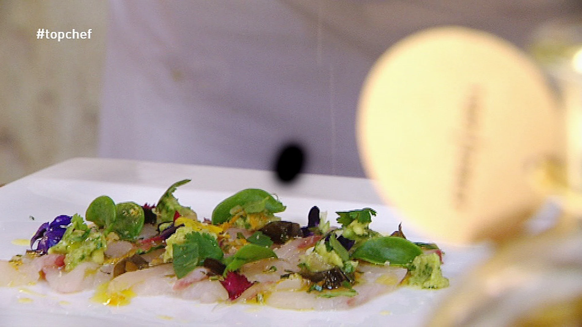 Carpaccio de corvina, setas escabechadas, clorofila, albahaca, cebollinos y limón