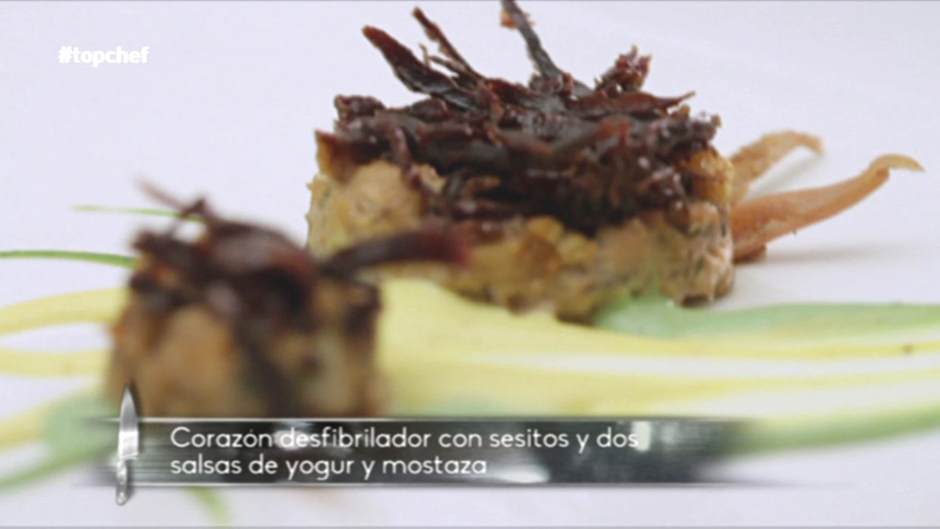 Corazón desfibrilador con sesitos y dos salsas de yogur y mostaza