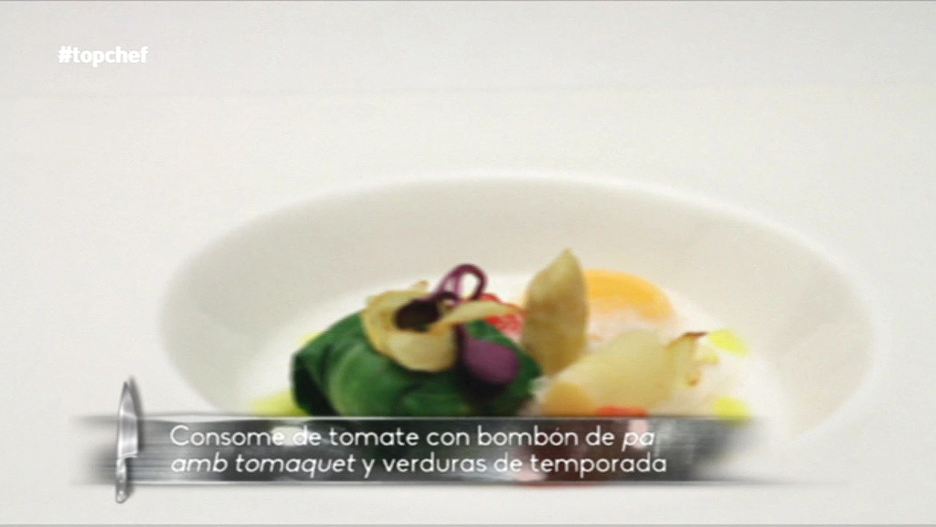 Consomé de tomate con Bombón de pa amb tomáquet