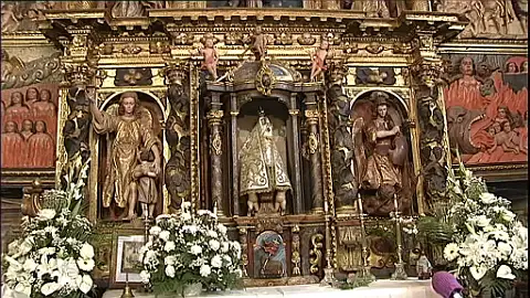 Virgen del siglo XV de una parroquia de Lugo Virgen del siglo XV de una parroquia de Lugo