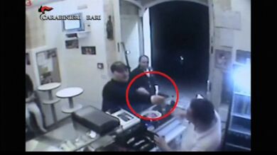 El dueño de una pizzería se defiende de un atraco lanzando platos a los ladrones