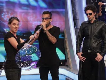 Dani Alves intenta crear un balón de cristal en El Hormiguero 3.0 Dani Alves intenta crear un balón de cristal en El Hormiguero 3.0