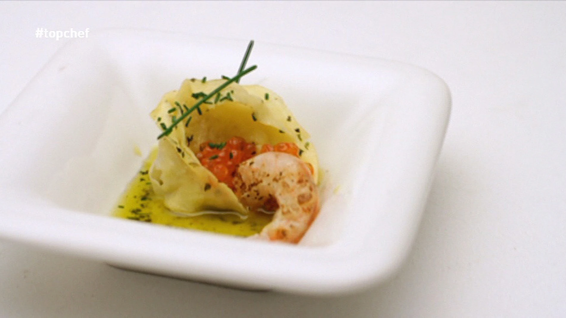 Ravioli relleno de manzana y champiñón con gambas