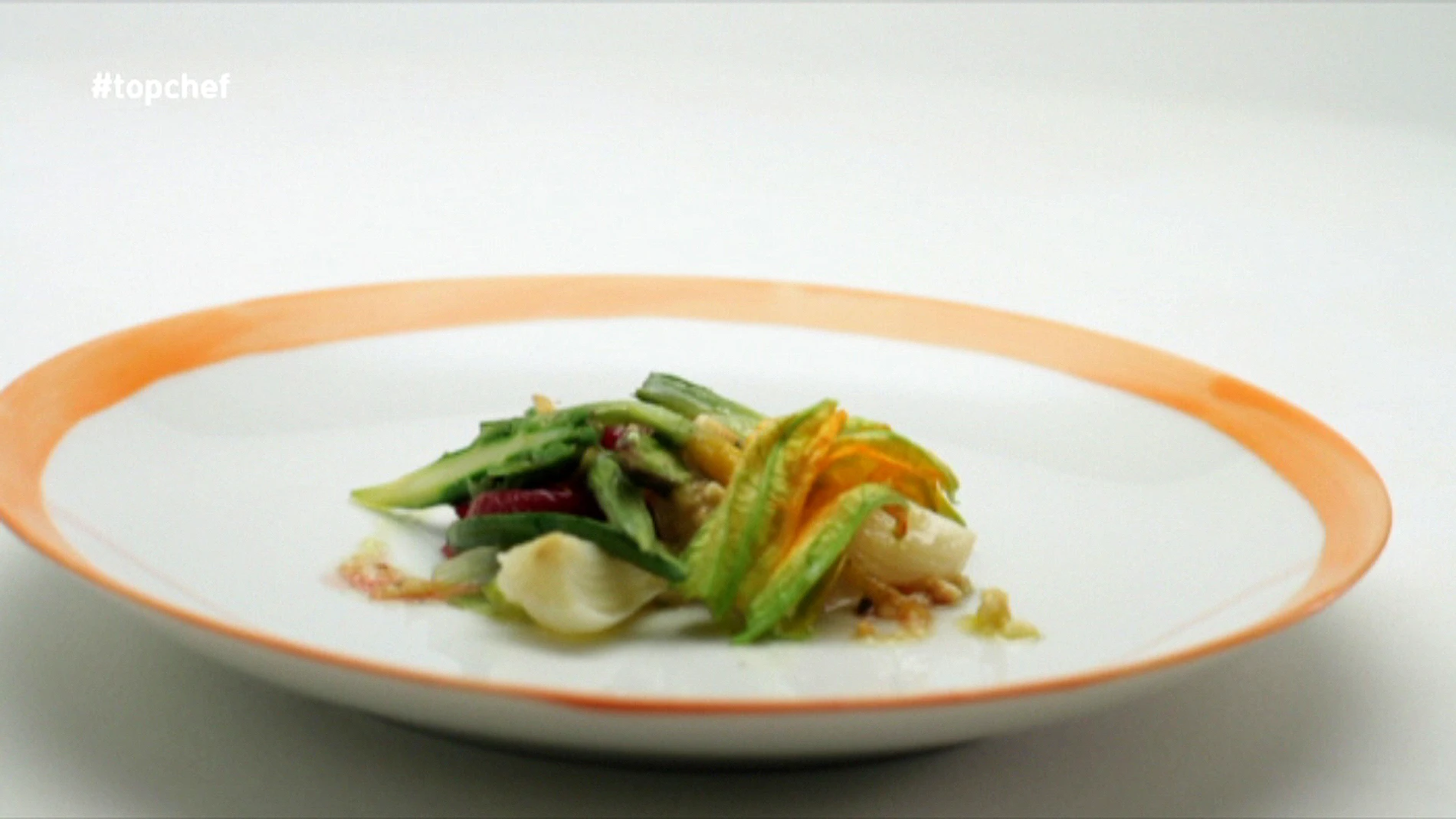 Ensalada de verduras de la huerta de Carabaña, majado de frutos secos y espliego