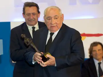 Isidoro Álvarez recogiendo un premio Isidoro Álvarez recogiendo un premio