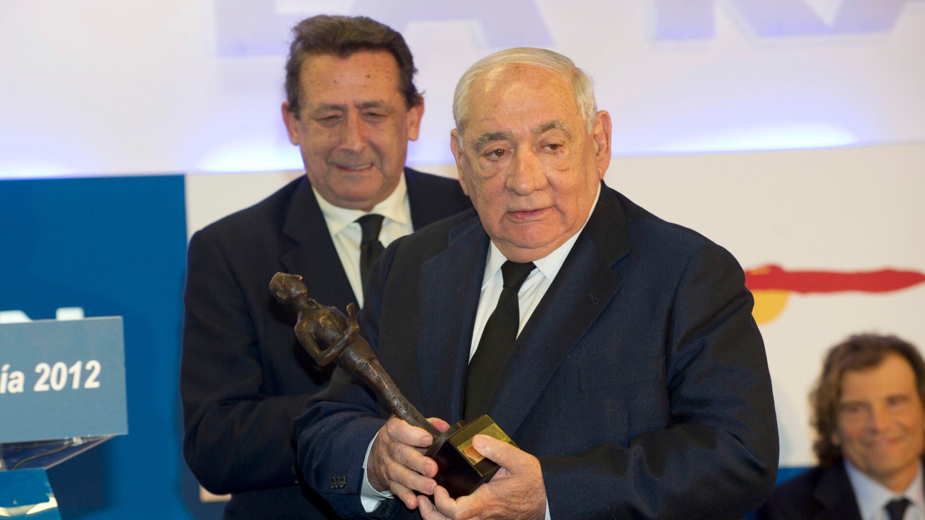 Isidoro &Aacute;lvarez recogiendo un premio