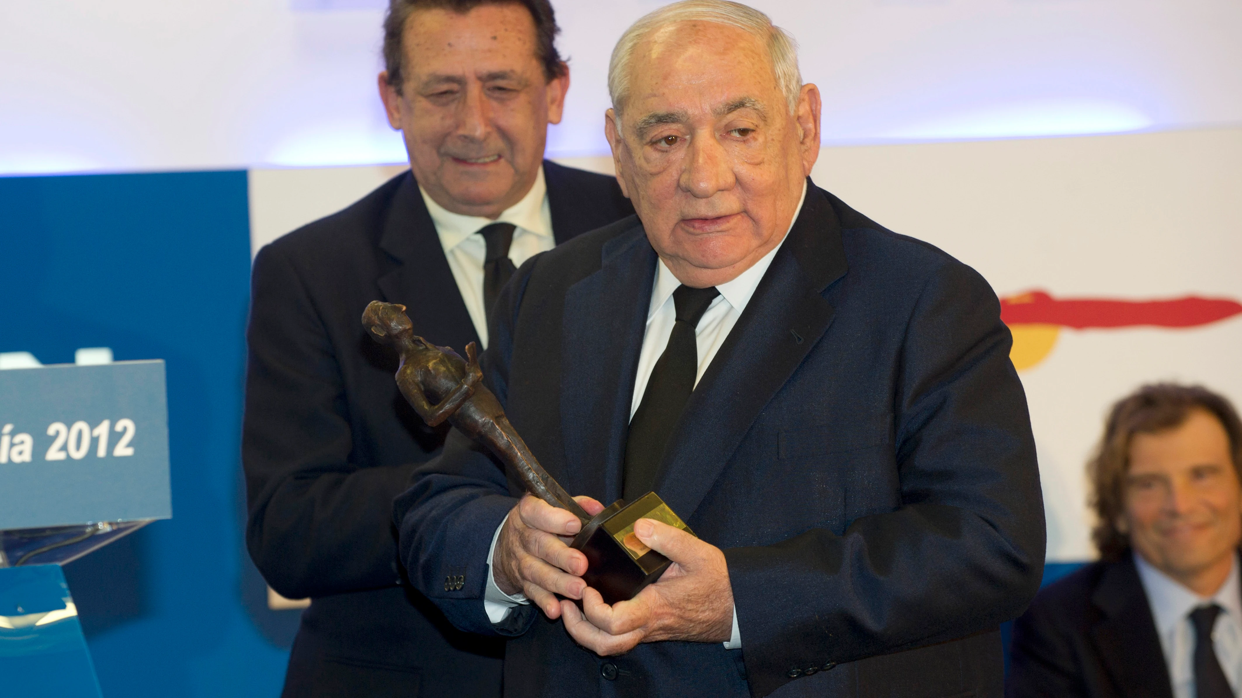 Isidoro Álvarez recogiendo un premio Isidoro Álvarez recogiendo un premio