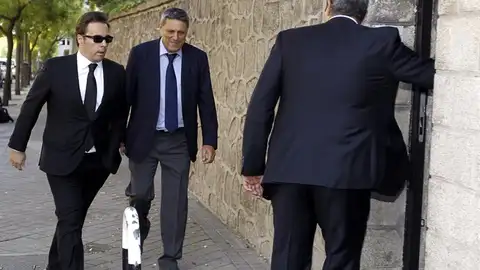 Dimas Gimeno, consejero delegado de El Corte Inglés, llega a la capilla ardiente Dimas Gimeno, consejero delegado de El Corte Inglés, llega a la capilla ardiente