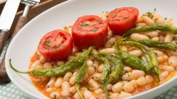 Pochas con guindillas fritas y tomate asado