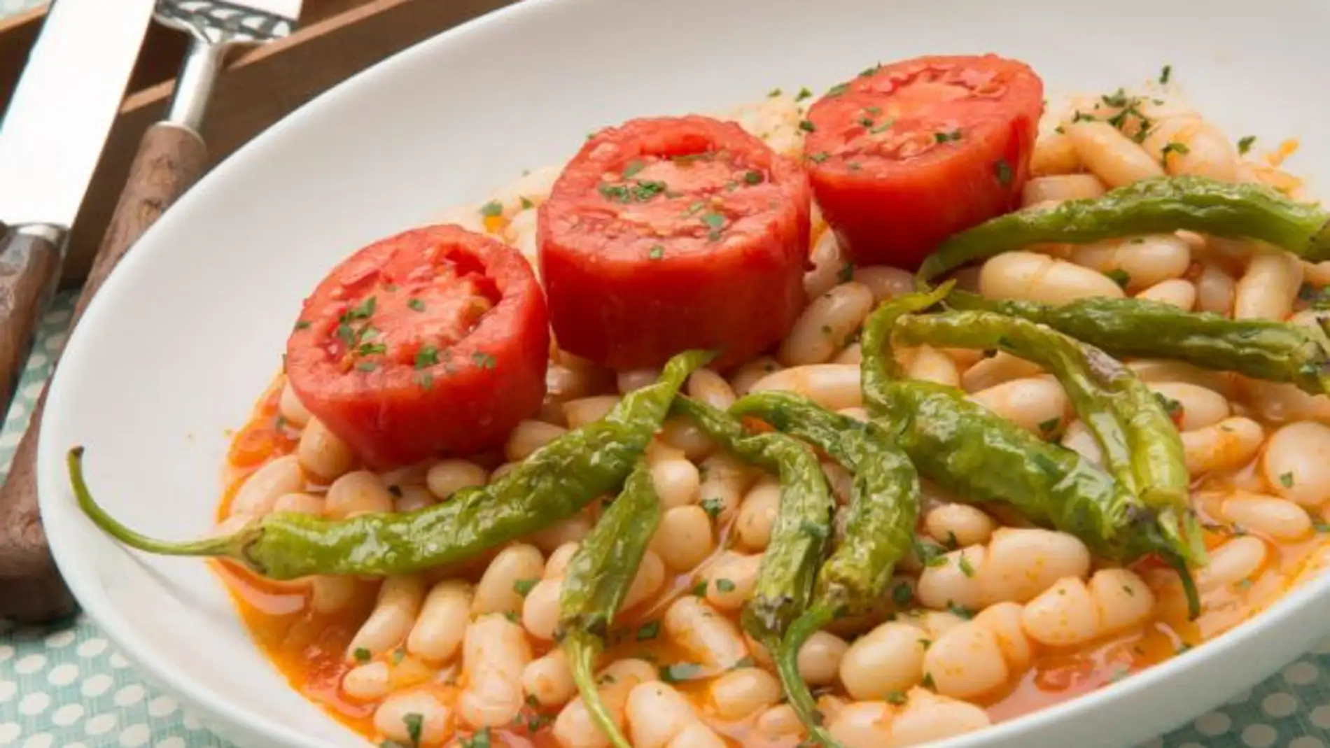 Pochas con guindillas fritas y tomate asado