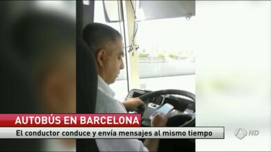 Un pasajero graba a un conductor que escribe un mensaje mientras conduce en Barcelona