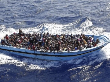 Emigrantes rescatados cerca de la costa de Italia