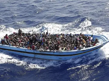 Emigrantes rescatados cerca de la costa de Italia Emigrantes rescatados cerca de la costa de Italia