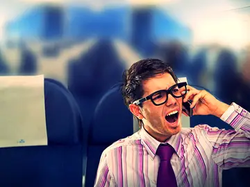 Hombre hablando por el teléfono móvil Hombre hablando por el teléfono móvil