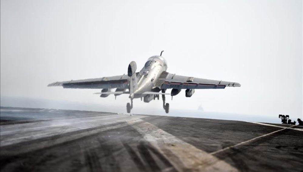 Un avión F-A/18 despega de la marina de Estados Unidos.