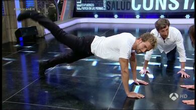 Pilar Rubio ejercita los glúteos con Pablo Motos y Pablo Alborán