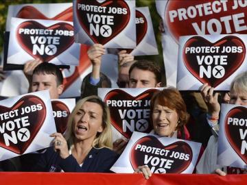 Partidarios del 'No' sujetan carteles con el mensaje 'Proteger vuestros trabajos, vota no' 
