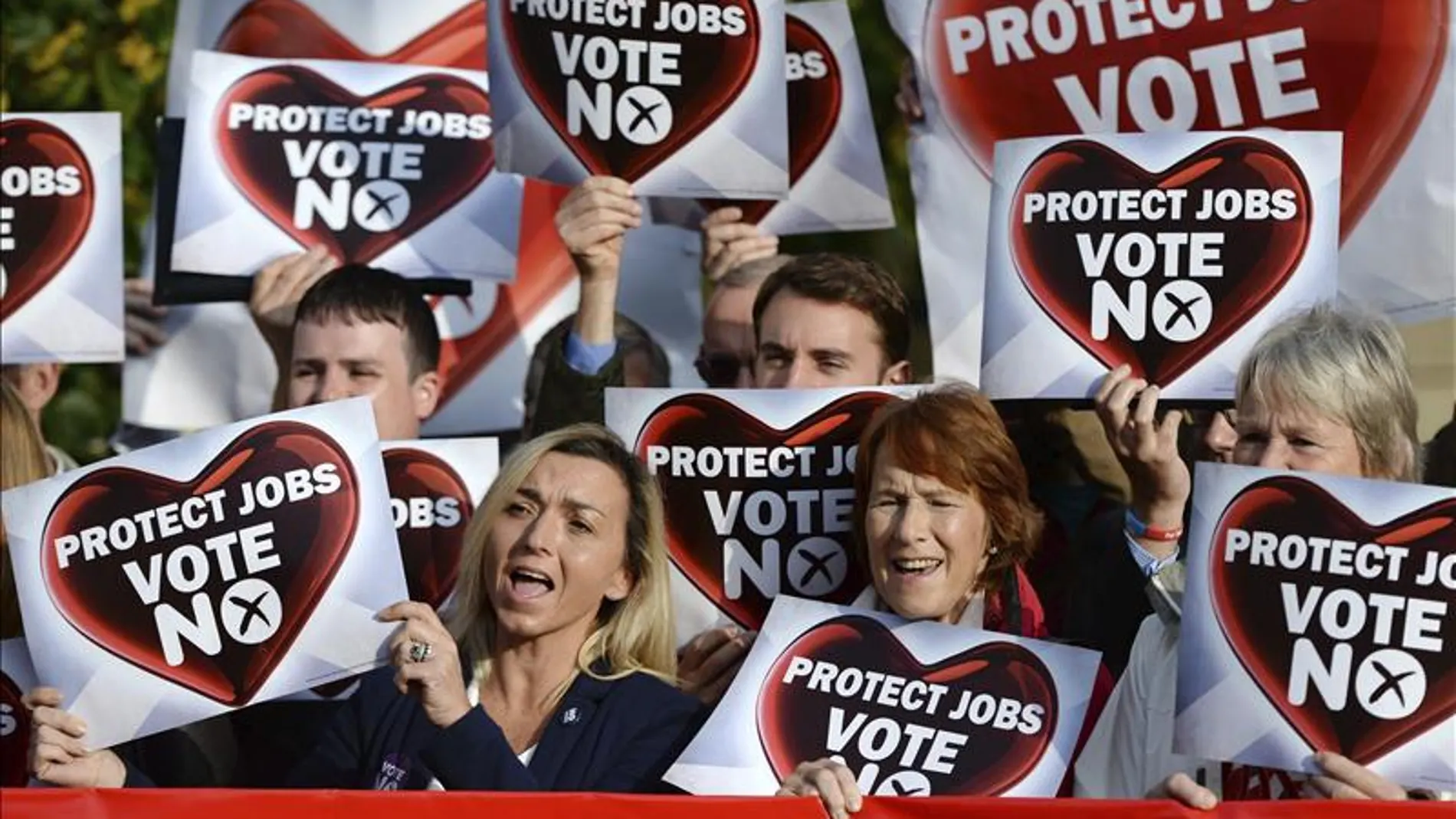 Partidarios del 'No' sujetan carteles con el mensaje 'Proteger vuestros trabajos, vota no' 