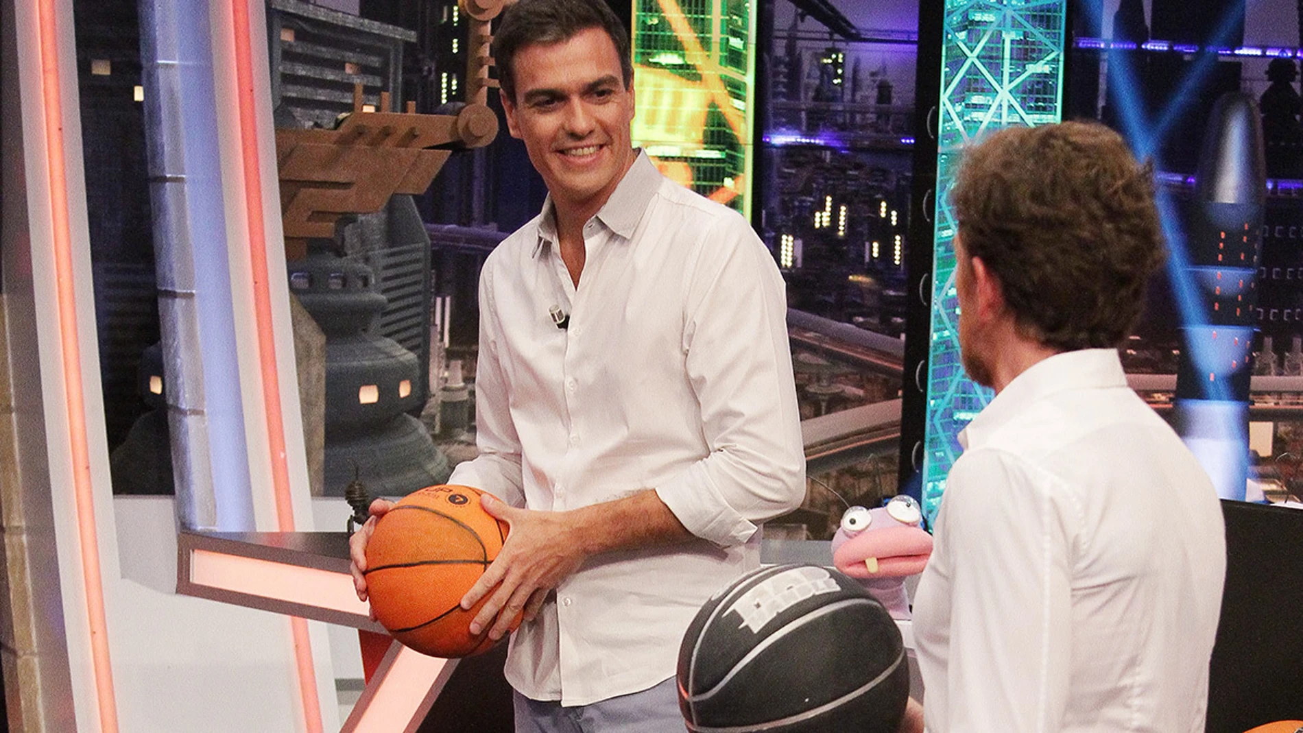 Pedro Sánchez juega a baloncesto con Pablo Motos