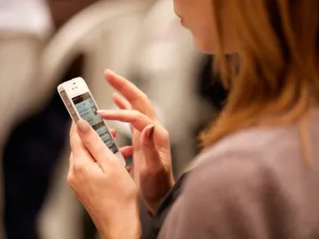 Mujer mandando mensaje de texto Mujer mandando mensaje de texto