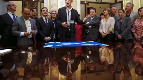 Los partidos nacionalistas reclaman al Gobierno que "tome nota" del refer&eacute;ndum de Escocia.