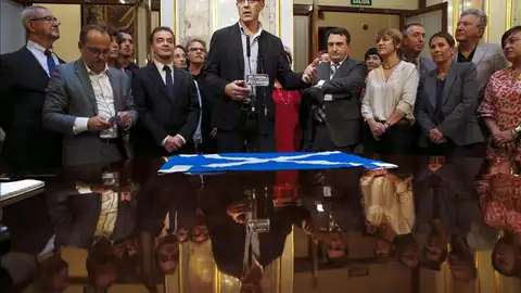 Los partidos nacionalistas reclaman al Gobierno que "tome nota" del referéndum de Escocia. Los partidos nacionalistas reclaman al Gobierno que "tome nota" del referéndum de Escocia.