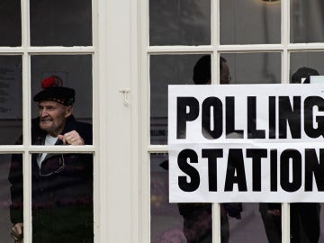 Un ciudadano escocés en un colegio electoral